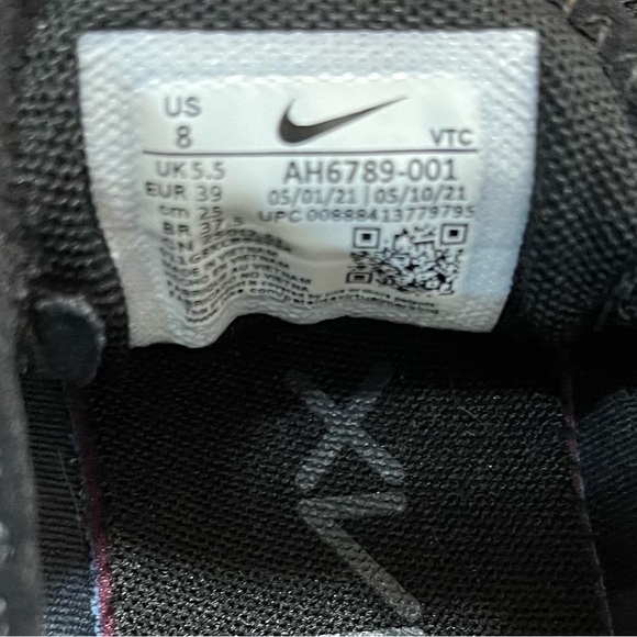 Nike Women's Air Max 270 Shoes, size 8 - Picture 5 of 9